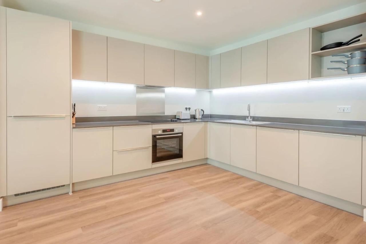 Modern Apartments In Brentford 2 Minutes Walk From Kew Bridge Exterior photo