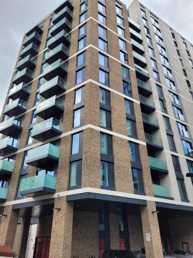 Modern Apartments In Brentford 2 Minutes Walk From Kew Bridge Exterior photo